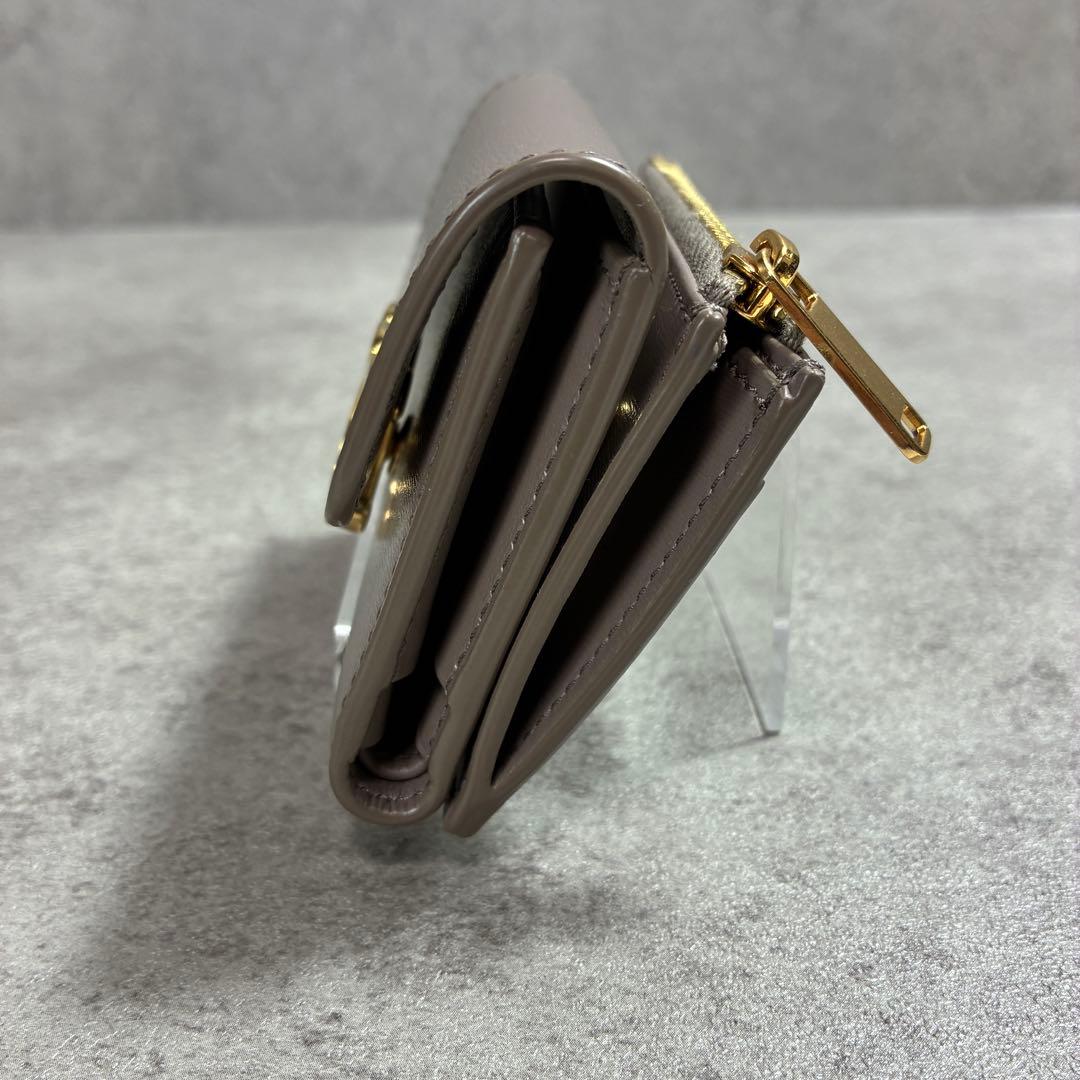 の*う様 美品✨CELINE セリーヌ デカロゴ金具 ケース付　コンパクト