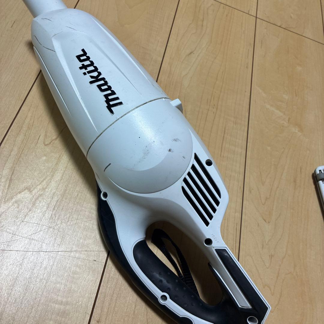 マキタ　充電式クリーナー　CL181FD 掃除機　18V ホワイト