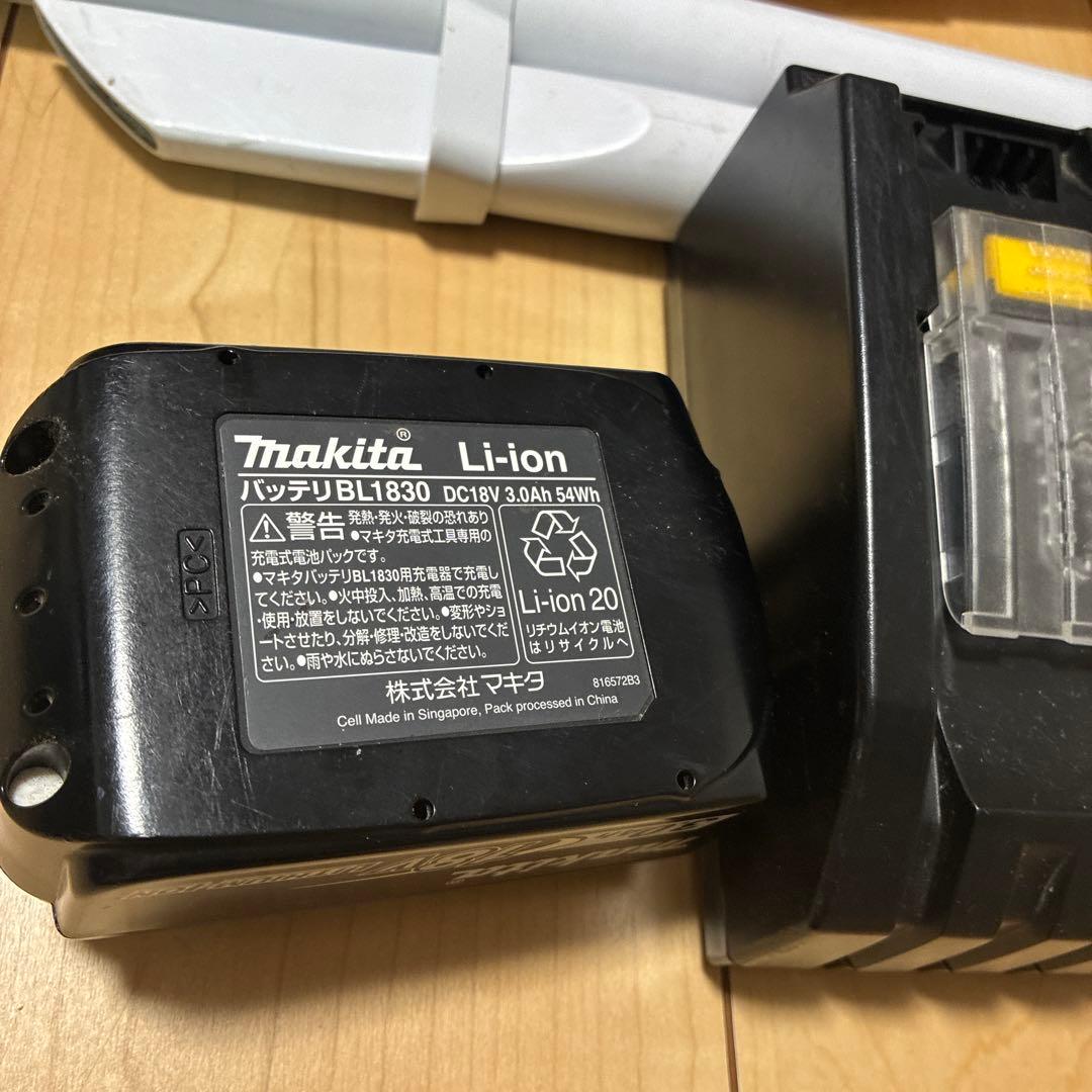 マキタ　充電式クリーナー　CL181FD 掃除機　18V ホワイト