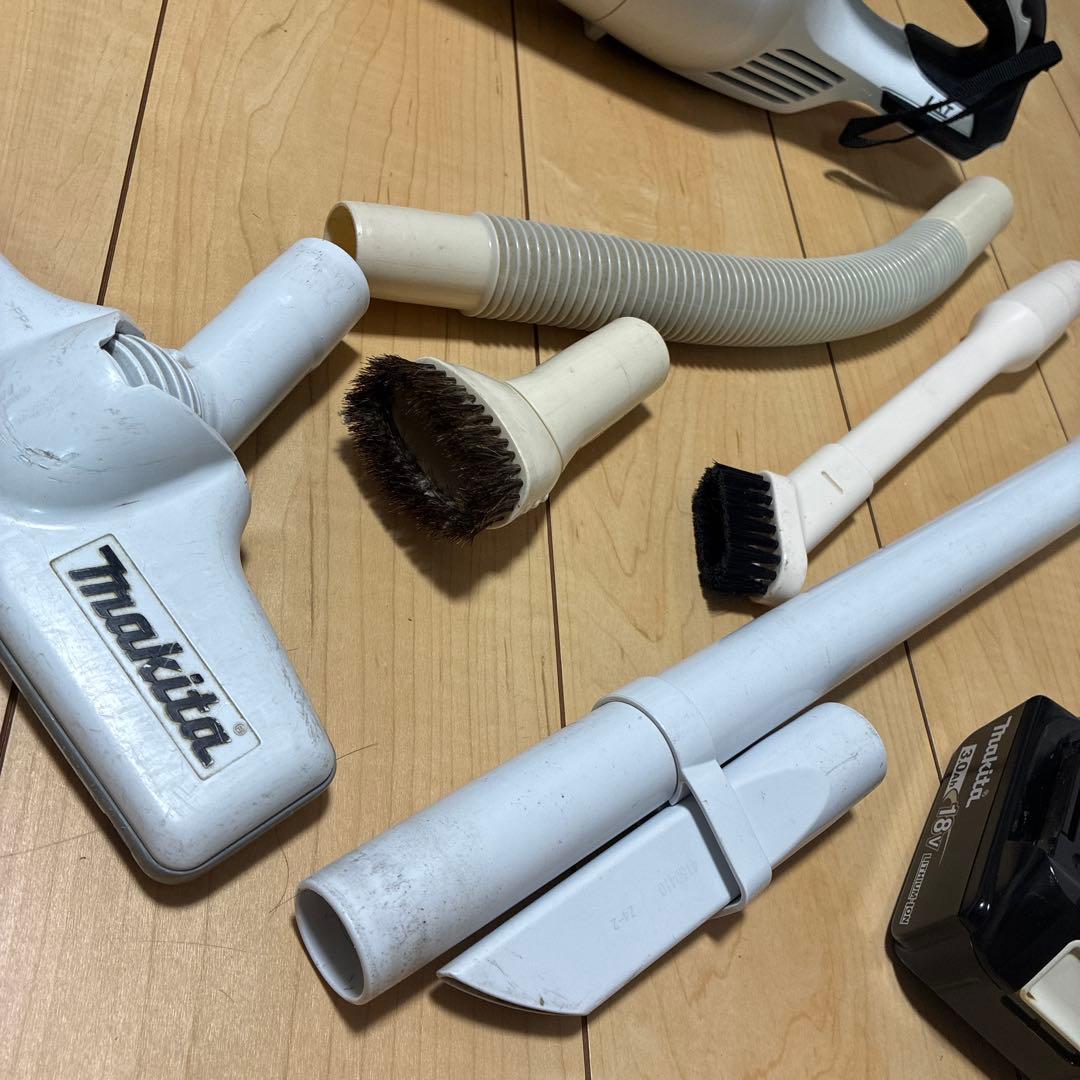 マキタ　充電式クリーナー　CL181FD 掃除機　18V ホワイト