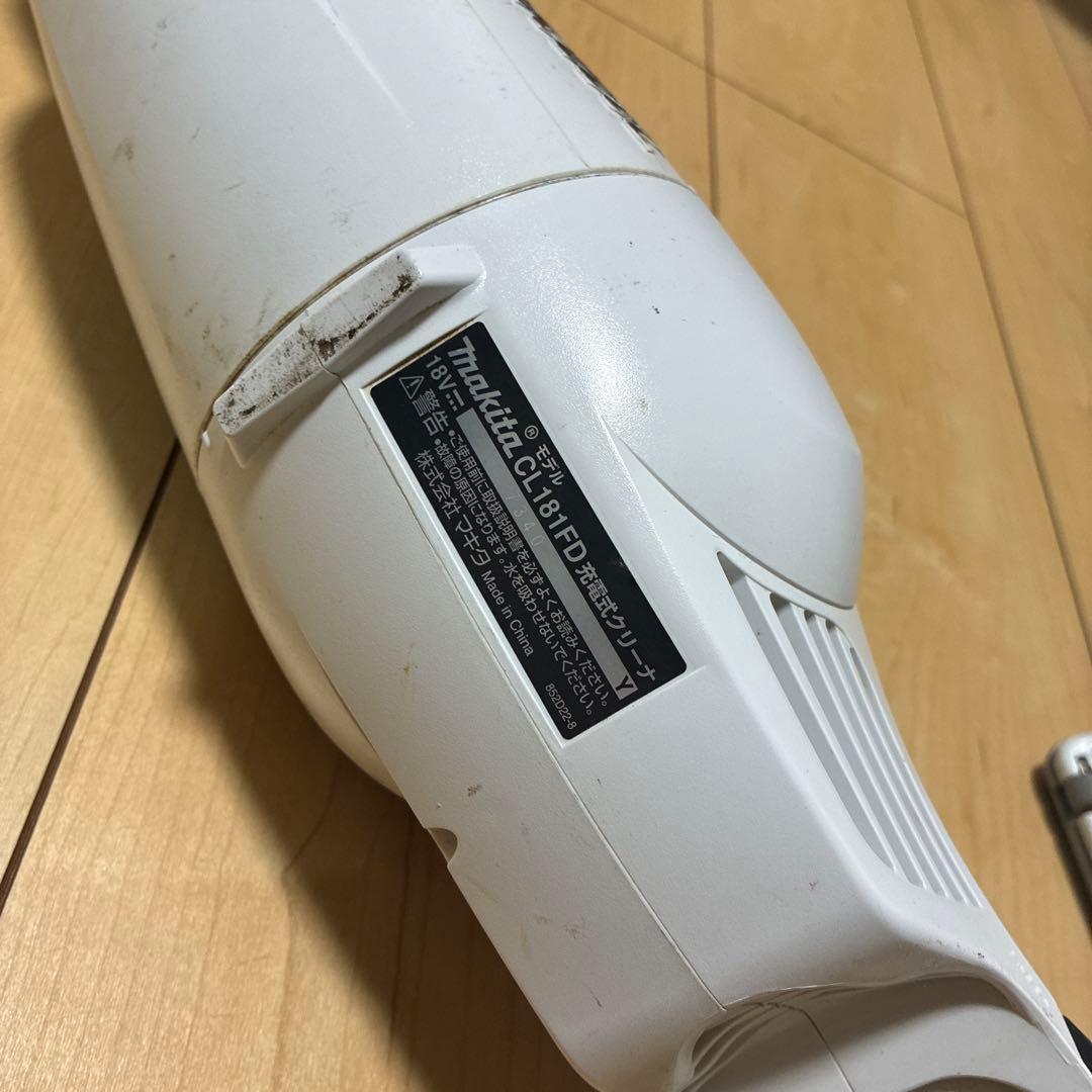 マキタ　充電式クリーナー　CL181FD 掃除機　18V ホワイト