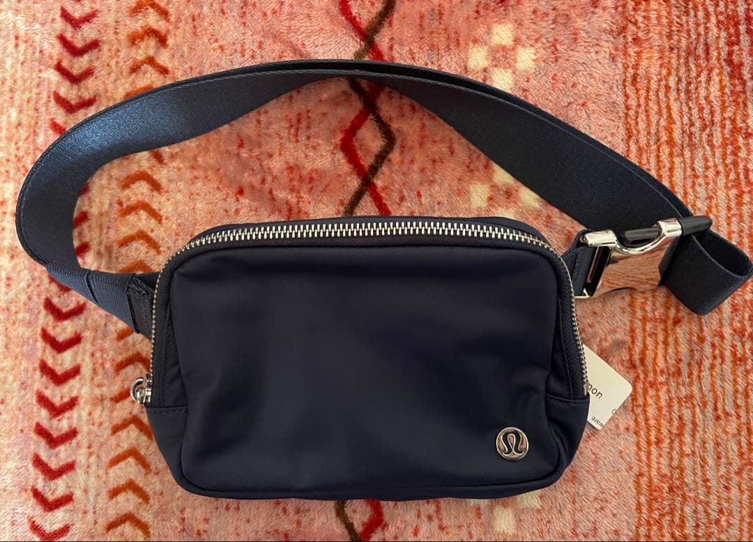 新品 ルルレモン ベルトバッグ - Navy