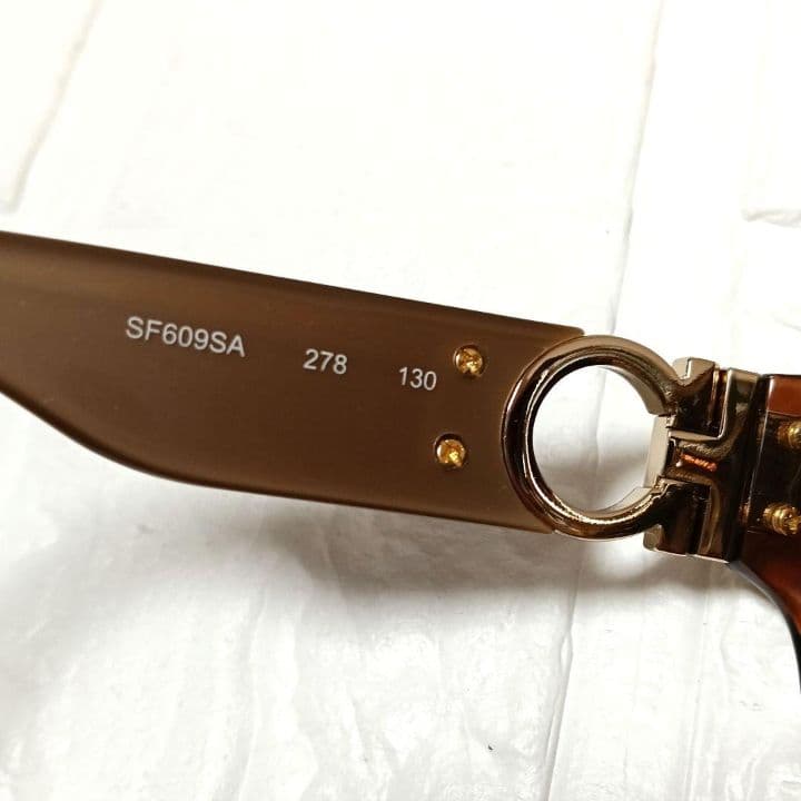 2140 Salvatore Ferragamo サングラス SF609 SA