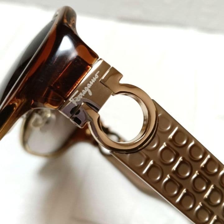 2140 Salvatore Ferragamo サングラス SF609 SA
