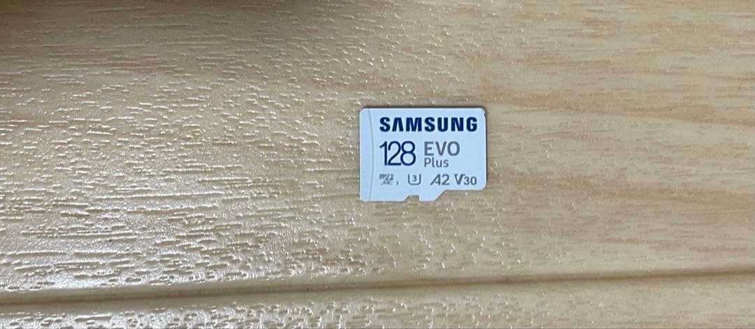 SwitchライトSDカード128Gバイト、充電器付属。