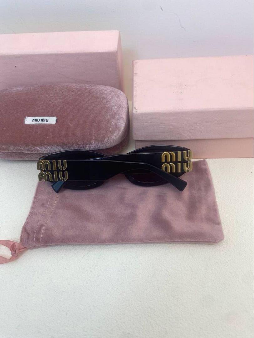 Miu Miu ブラックサングラス ケース付き