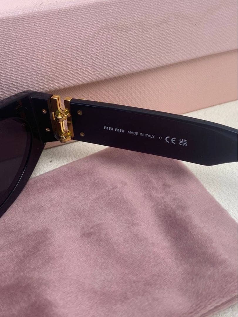 Miu Miu ブラックサングラス ケース付き