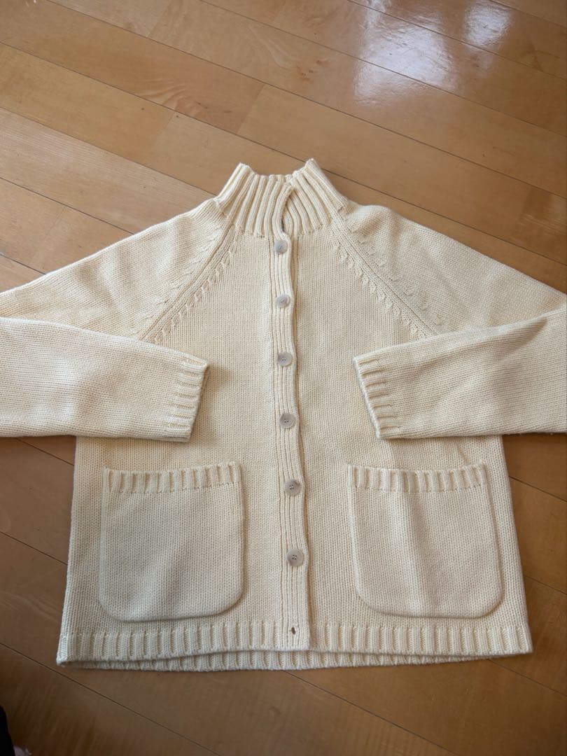 今期COS メリノウールファンネルネックカーディガン　バターイエロー