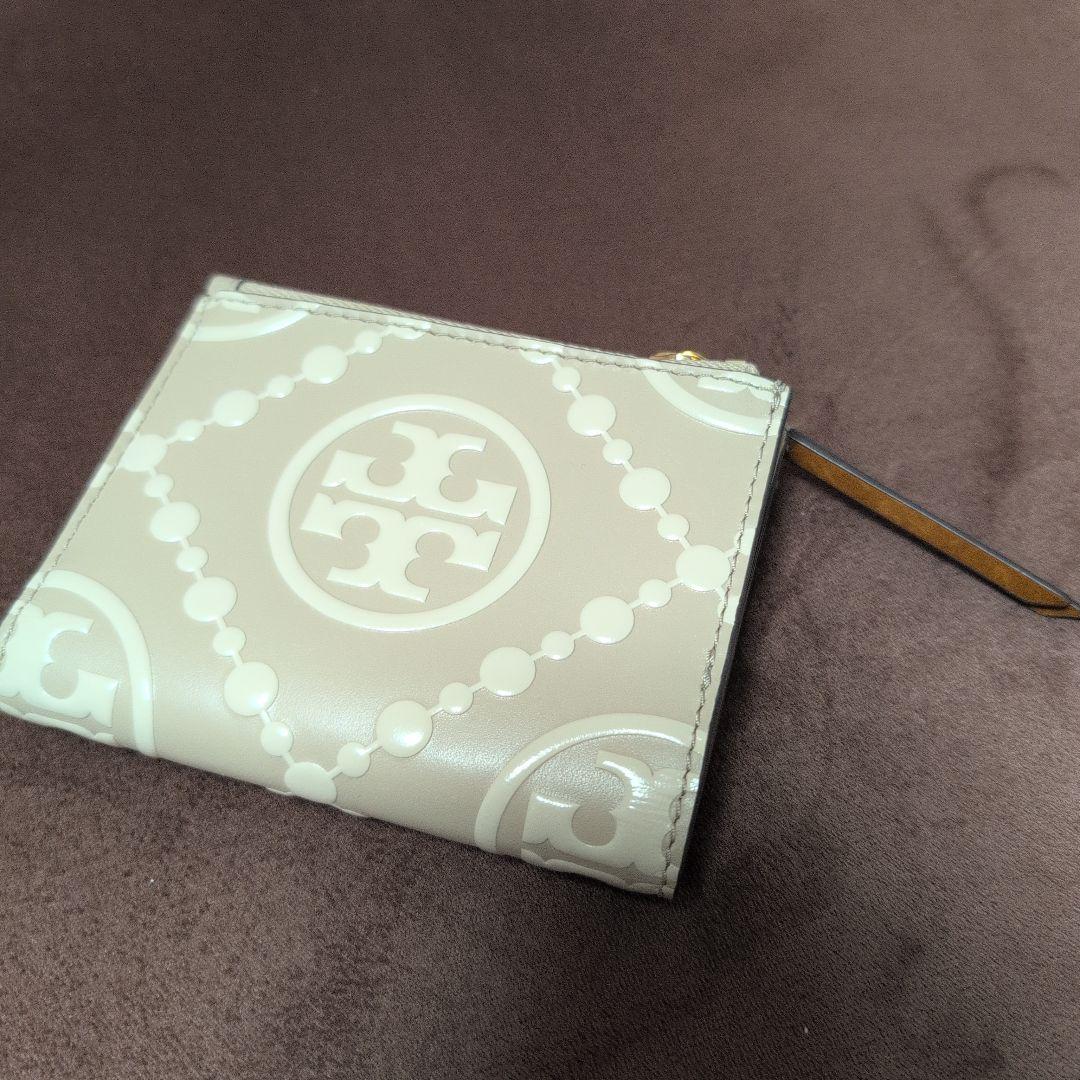 【美品】トリーバーチ 二つ折り財布 モノグラム エンボス ベージュ