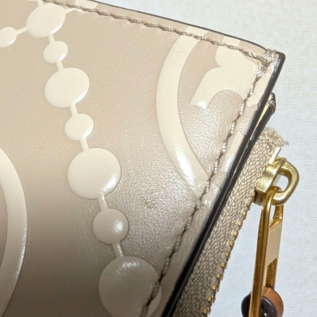 【美品】トリーバーチ 二つ折り財布 モノグラム エンボス ベージュ