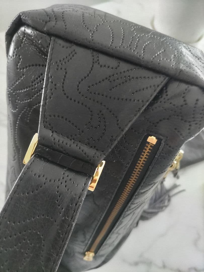 nanaobag★パンチングレザーボディバッグとポーチ