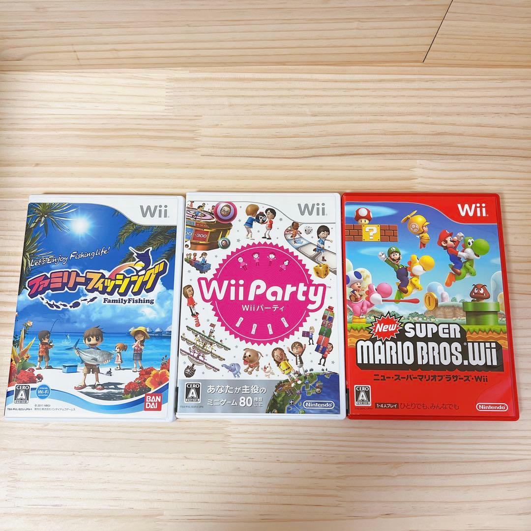 ニンテンドー　Wii本体とソフト3本とWii fit plusとリモコン充電器