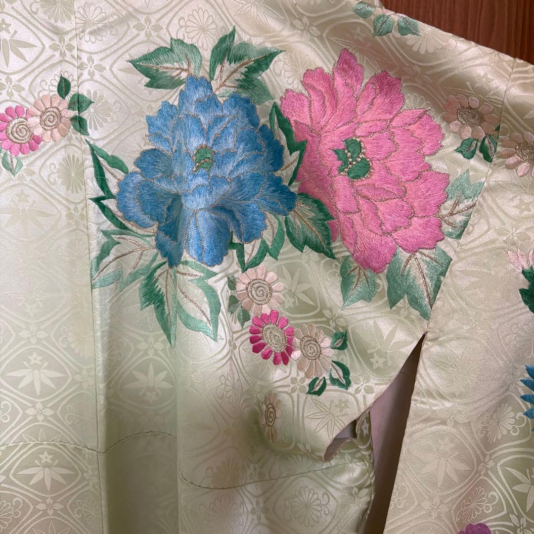 アンティーク薄緑色 孔雀と花の豪華刺繍振袖
