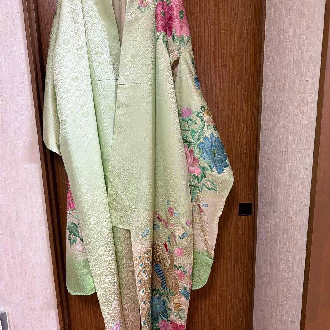 アンティーク薄緑色 孔雀と花の豪華刺繍振袖