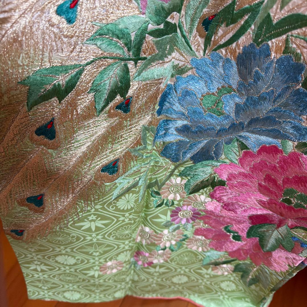 アンティーク薄緑色 孔雀と花の豪華刺繍振袖