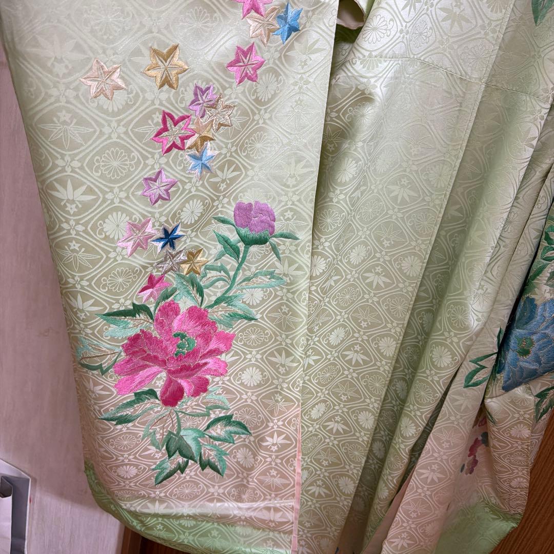 アンティーク薄緑色 孔雀と花の豪華刺繍振袖