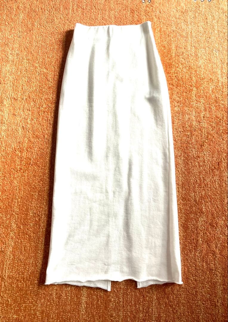 89.新品　KALNAホワイト後スリットロングスカート
