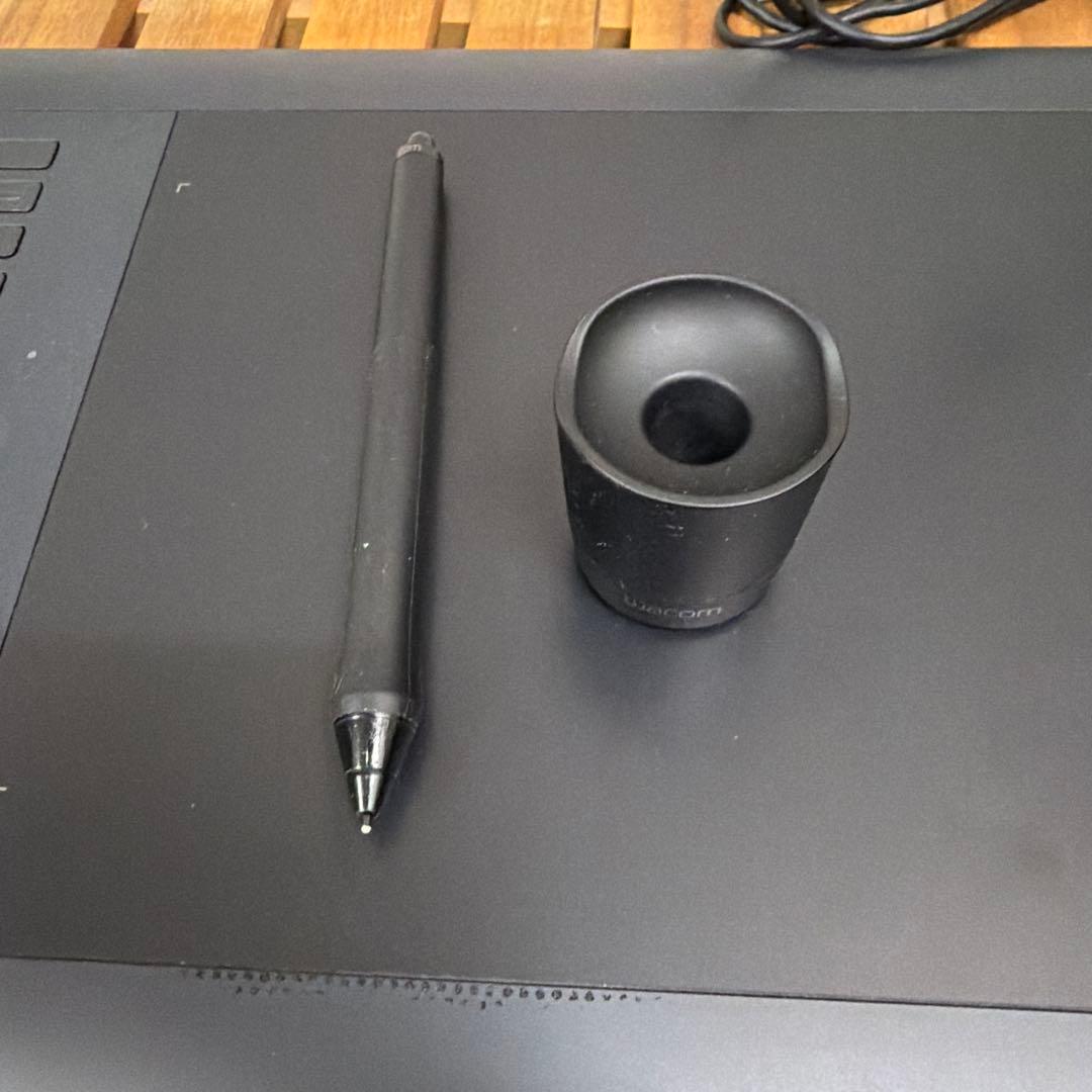 Wacom ペンタブレット　Intuos pro medium PTH-651