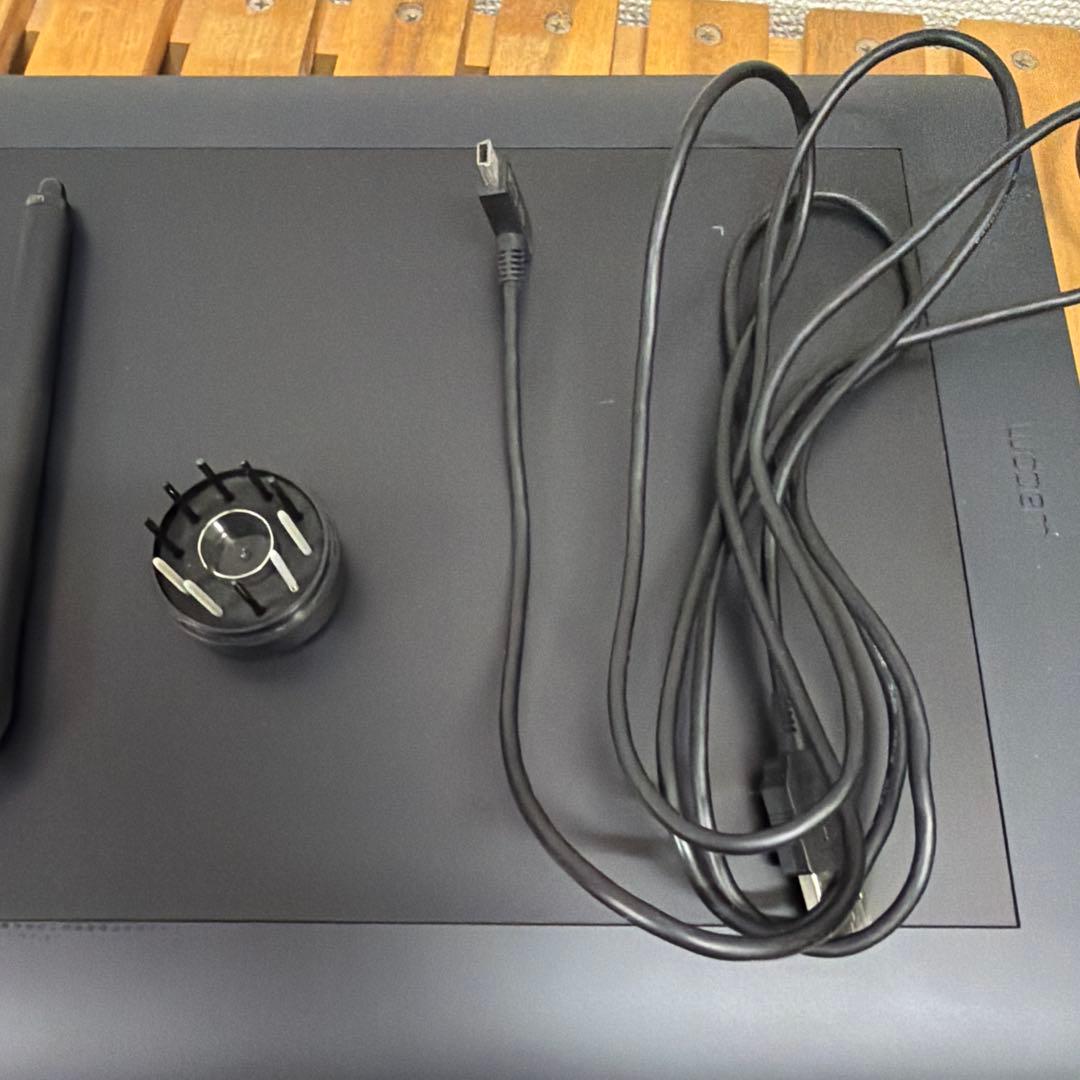Wacom ペンタブレット　Intuos pro medium PTH-651