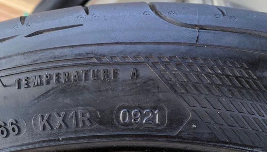 美品 グッドイヤー 245/40R19 2021年製 タイヤ 低走行