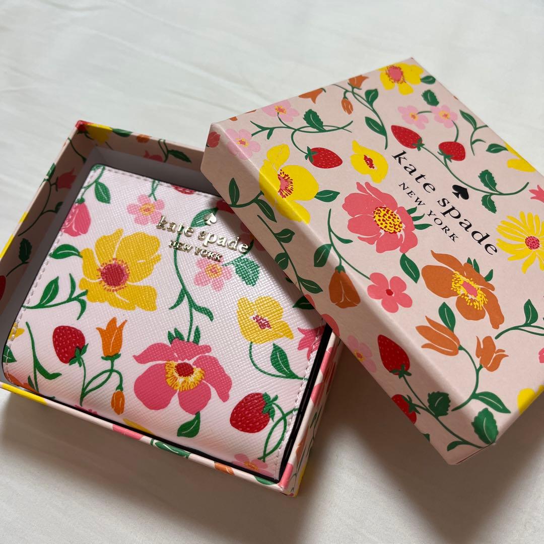 新品未使用！kate spade フラワープリント 二つ折り財布 BOX付