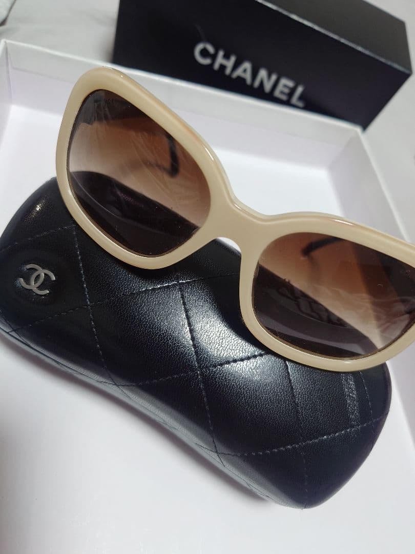 CHANEL クリーム色 サングラス