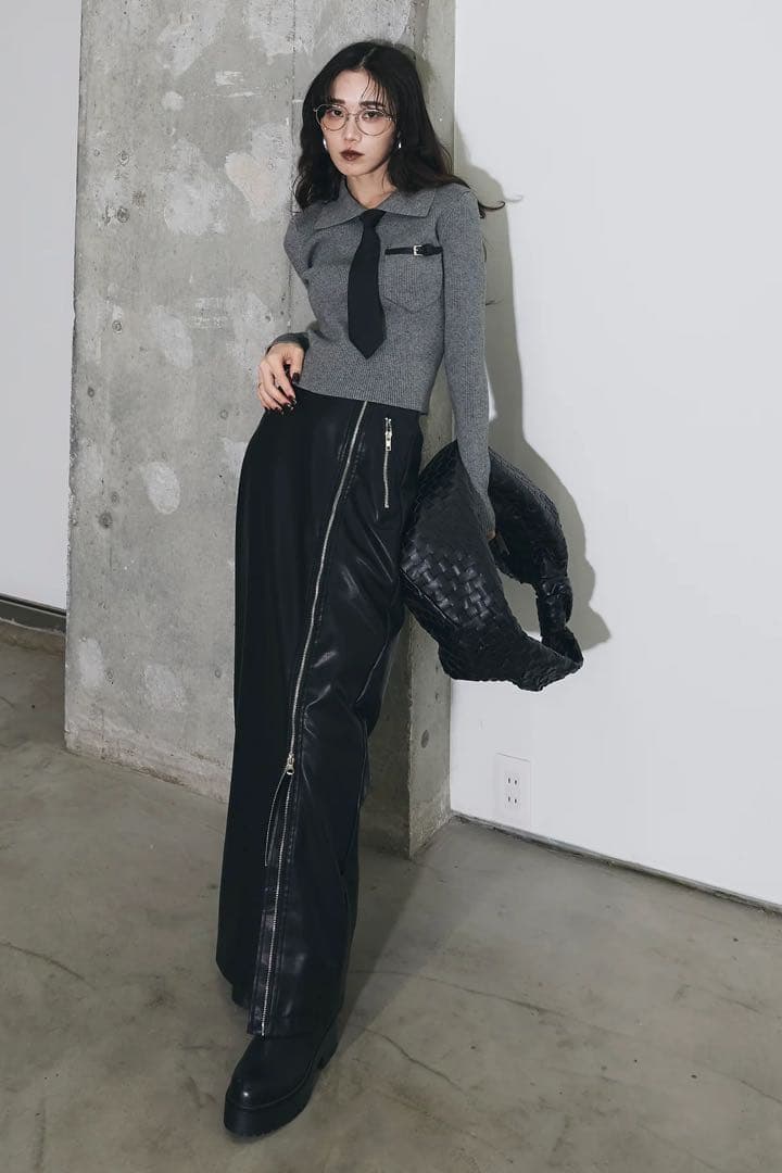【SET】ネクタイ付きニット+ZIPレザースカート