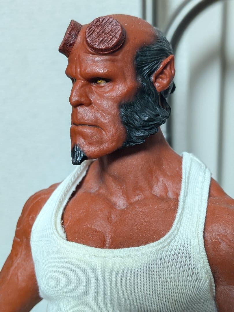 ホットトイズ 1/6 ヘルボーイ フィギュア 武器付き