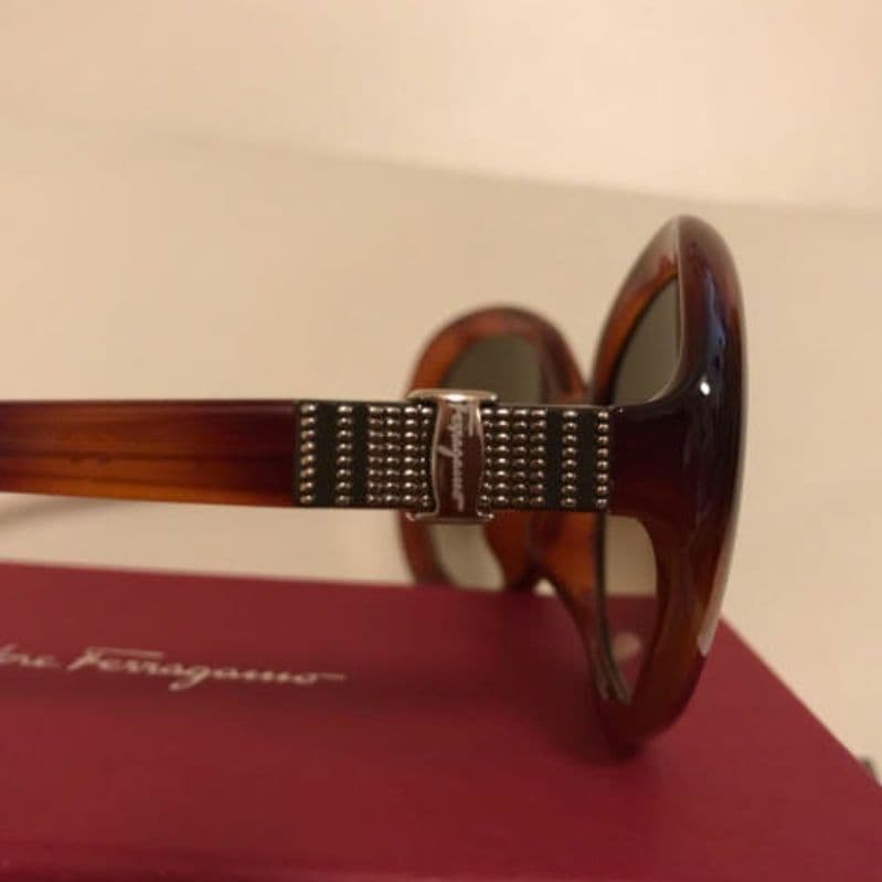 Salvatore Ferragamoブラウンラウンドサングラス