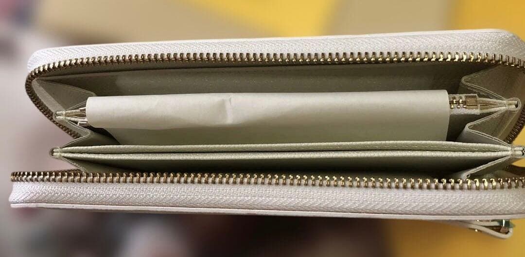 レディース長財布　カラー白　新品可愛い　お洒落