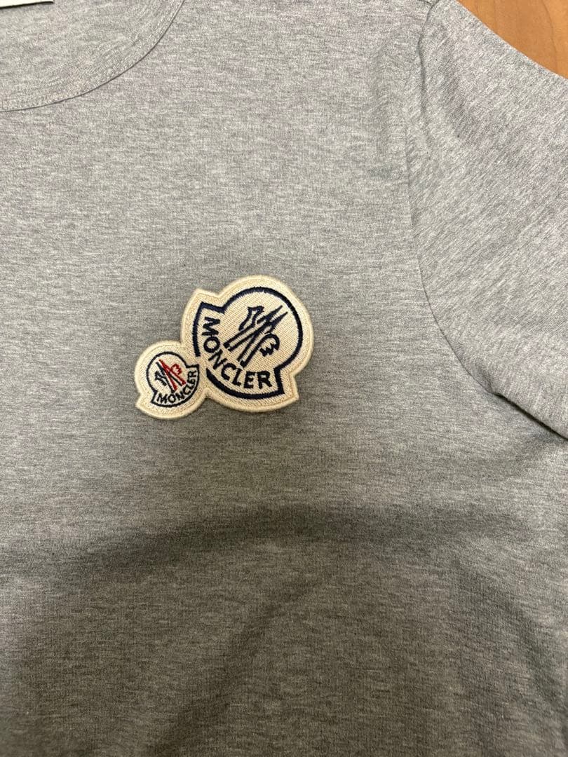 MONCLER グレー Tシャツ パッチ付き