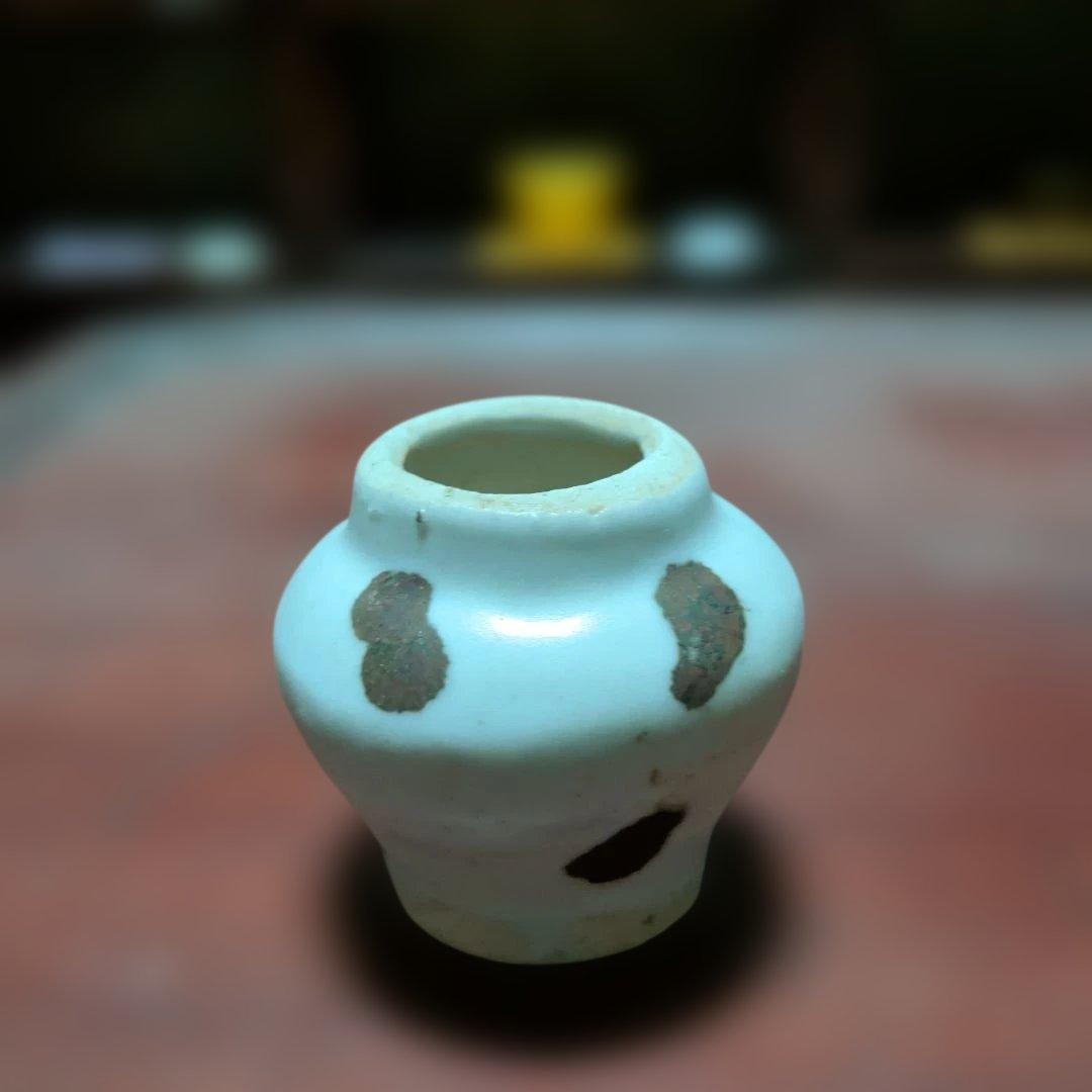 飛青磁の小壺