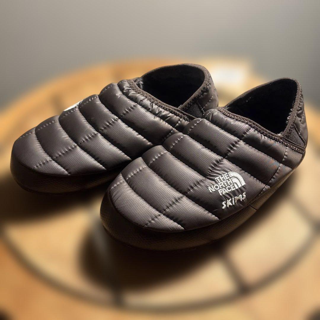 入手困難　ノースフェイス × SKIMS サーモボール ミュール 24センチ