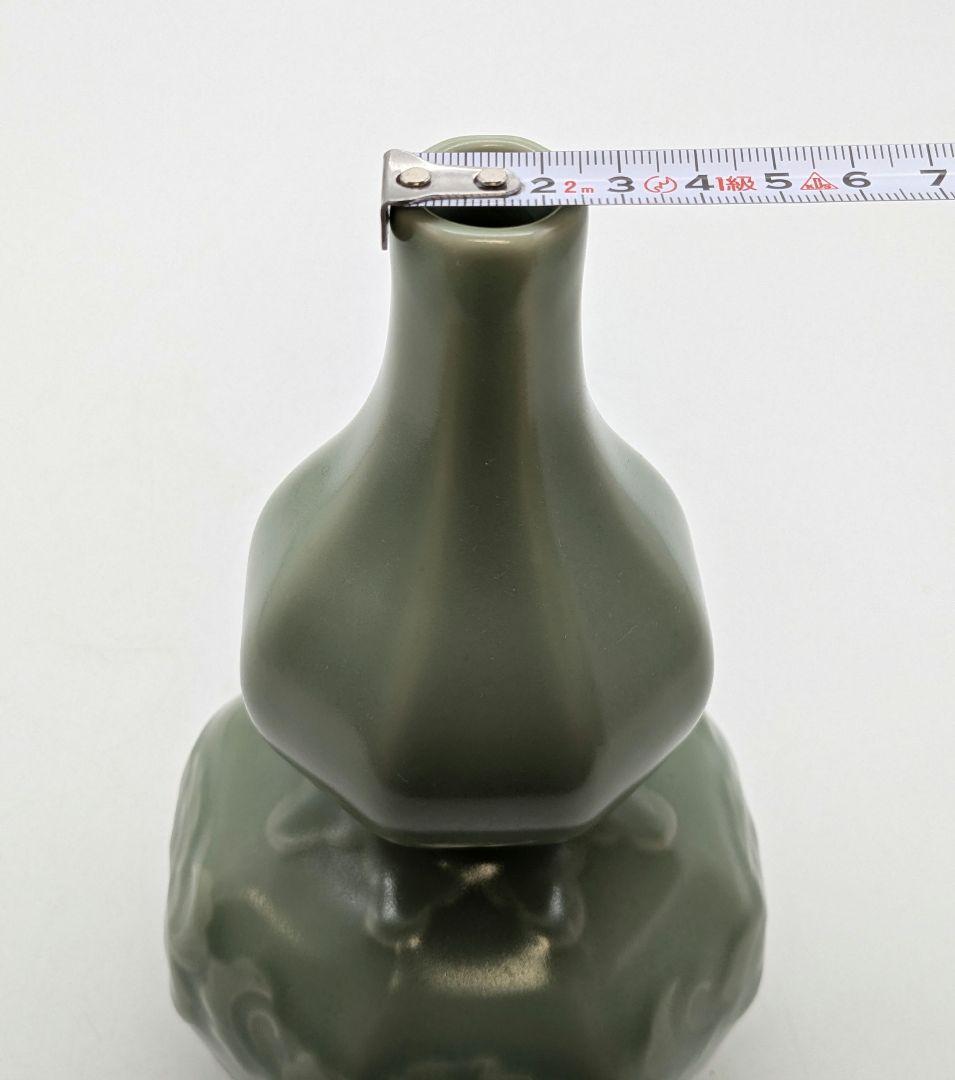 三田青磁 瓢箪徳利 三田狭山銘 酒器 とっくり 花入 花器 花瓶 陽刻牡丹図