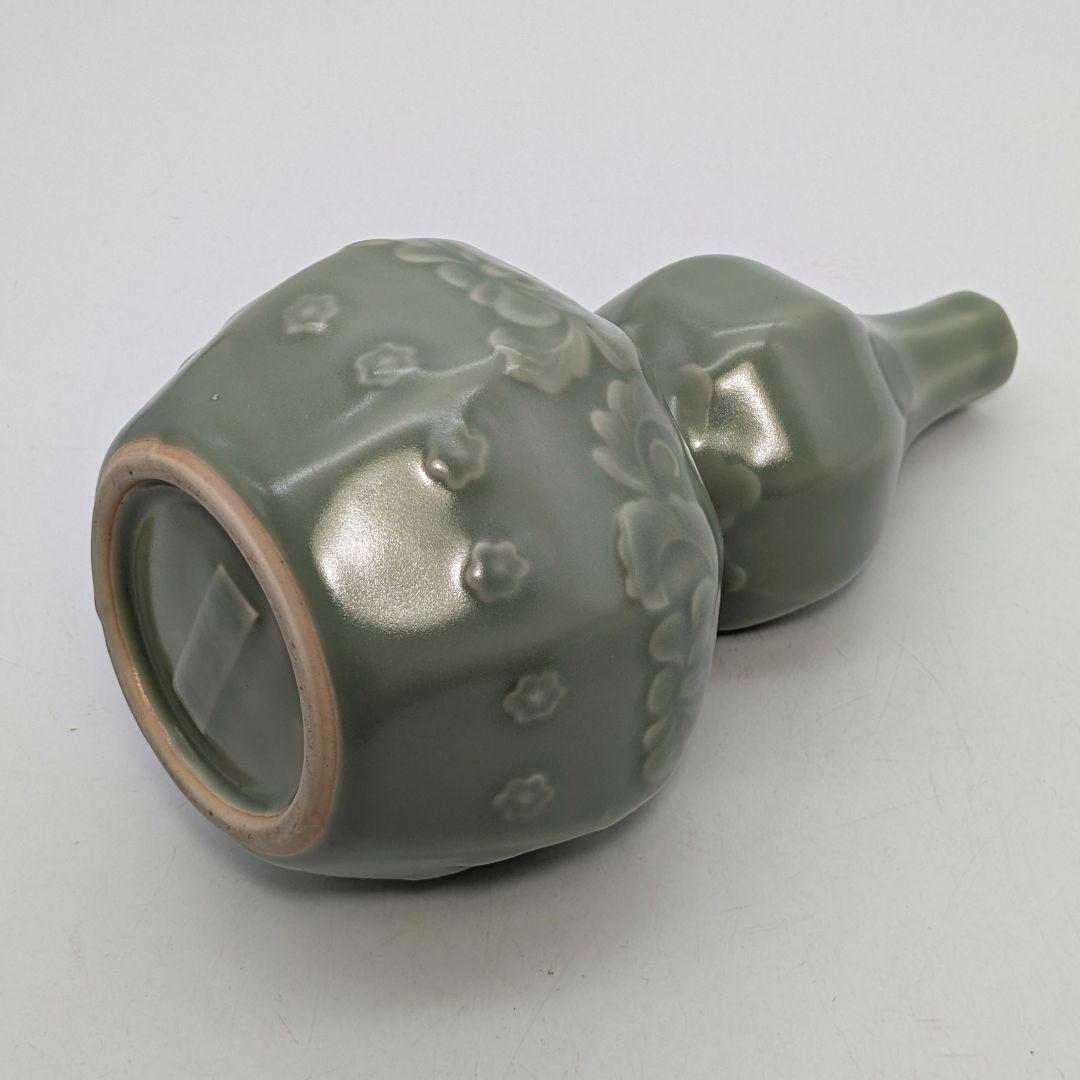 三田青磁 瓢箪徳利 三田狭山銘 酒器 とっくり 花入 花器 花瓶 陽刻牡丹図