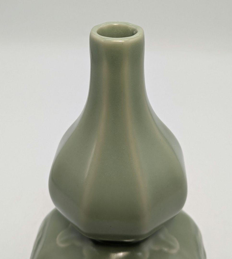 三田青磁 瓢箪徳利 三田狭山銘 酒器 とっくり 花入 花器 花瓶 陽刻牡丹図