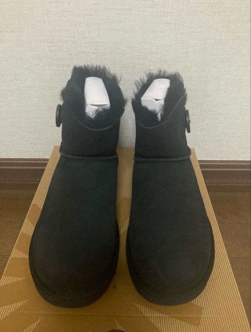 【未使用品】UGG ミニベイリーボタン ブラックムートンブーツ