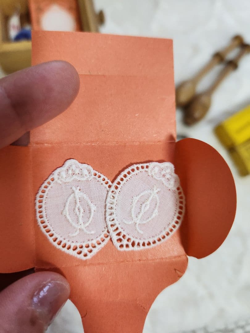 アンティーク 木製の小箱と道具セット刺繍 レース リネンレア貴重品フランス蚤の市