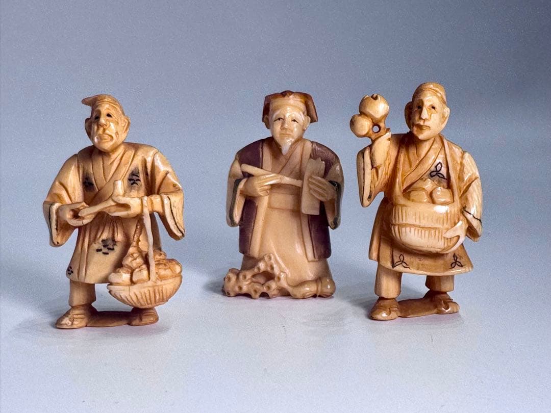 み*マ様 時代【 玉山 】造 細密彫刻 天然素材 牙 根付 からくり顔 僧侶他８