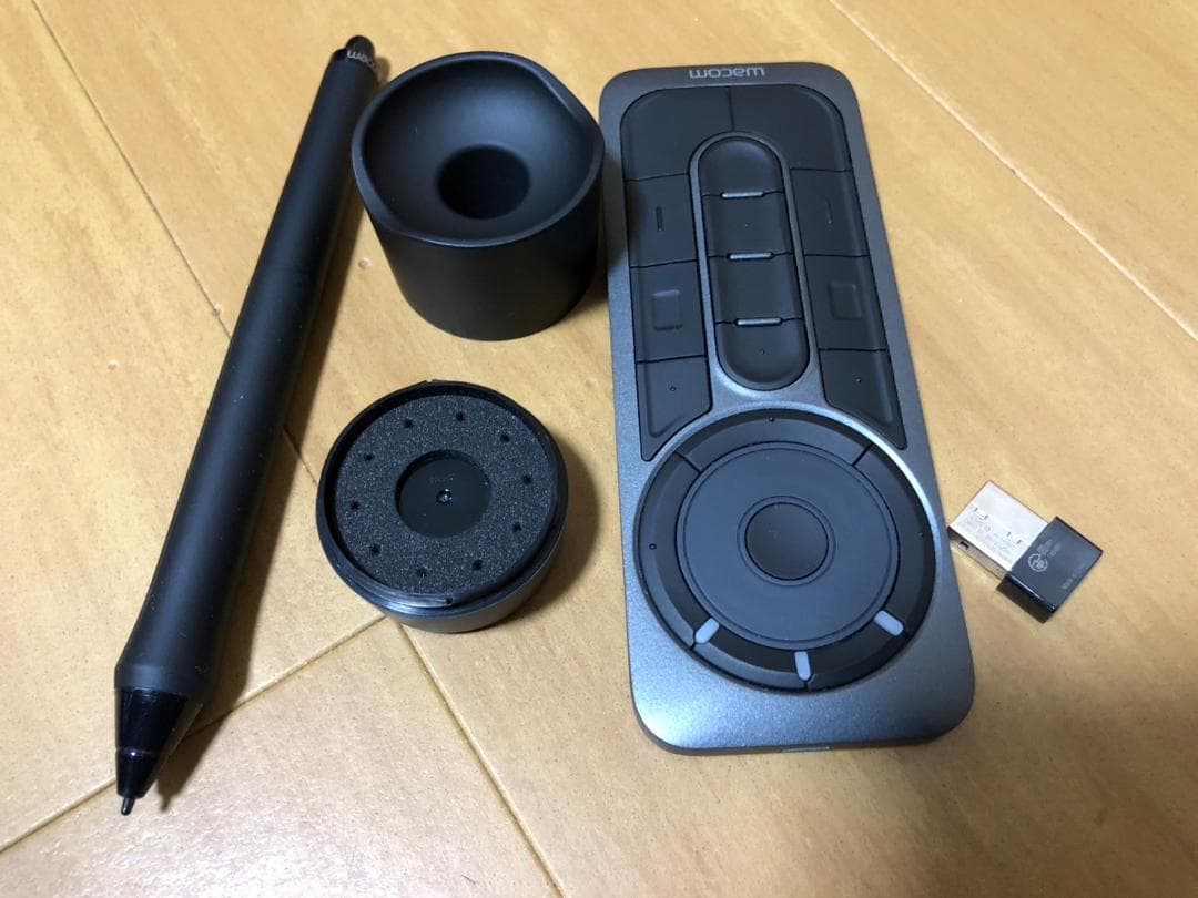 動作良好/フルセットWacom Cintiq 22HD 付属品完備＋左手デバイス