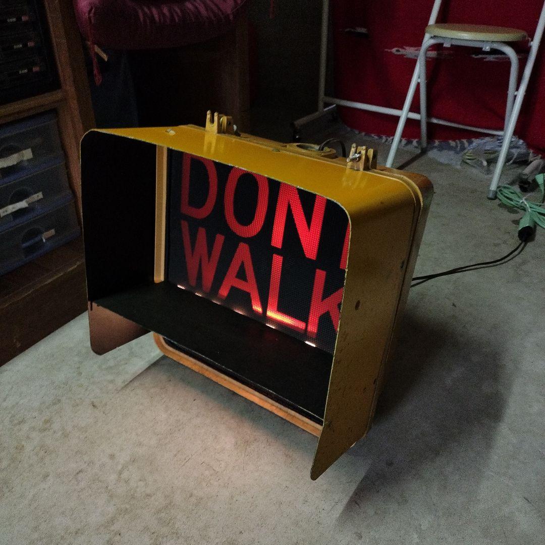 アメリカの信号機を加工した置物です