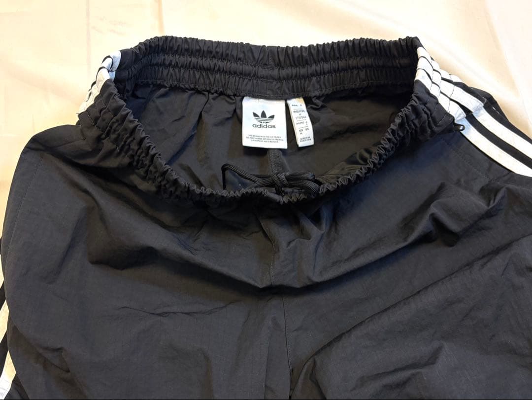 にしやん　adidas　クラシックス スリーストライプス カーゴパンツ