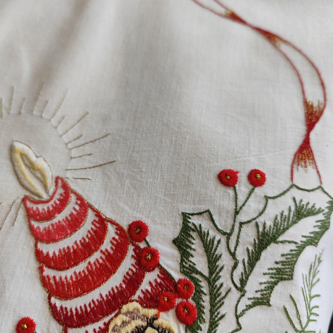 赤いリボン　松ぼっくり刺繍　ドイツヴィンテージ　クリスマスクロス