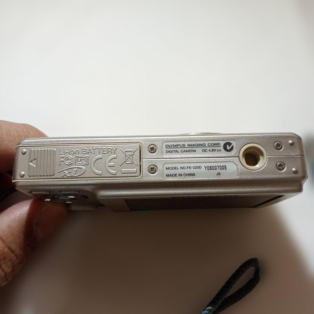 デジカメ　コンデジOLYMPUS オリンパス FE-220D シルバー　中古