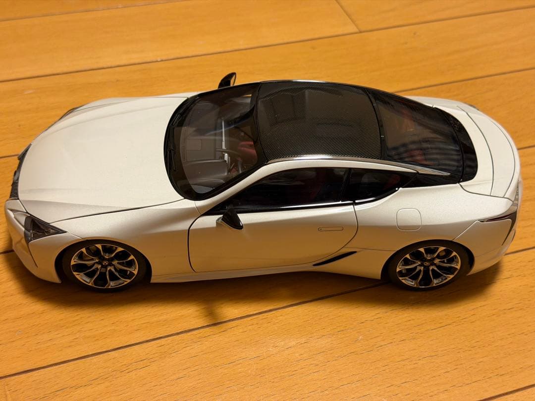 Lexus LC500 ホワイト 1/18モデルカー