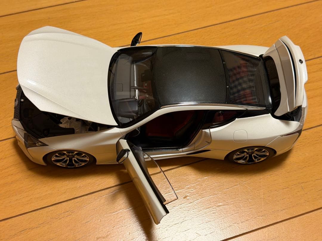 Lexus LC500 ホワイト 1/18モデルカー