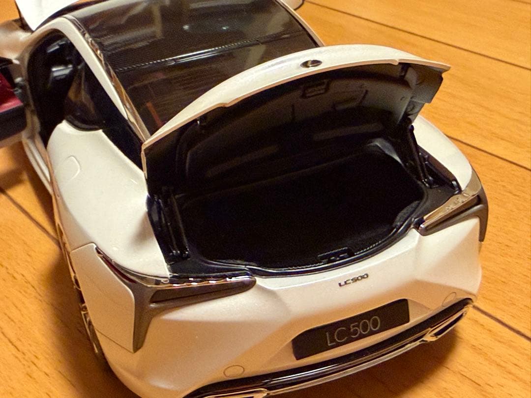Lexus LC500 ホワイト 1/18モデルカー