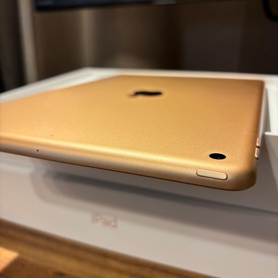 【美品】iPad 第8世代 32GB WIFIモデル　ケース付　SIMフリー
