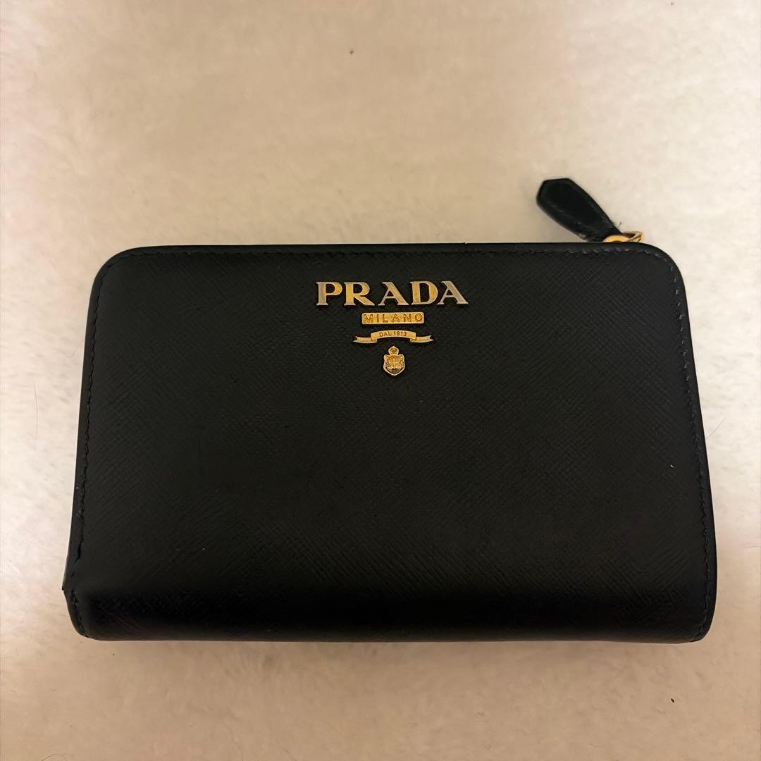 PRADA ブラックレザー 二つ折り財布 プラダ 黒 カードケース 小銭入れ付き