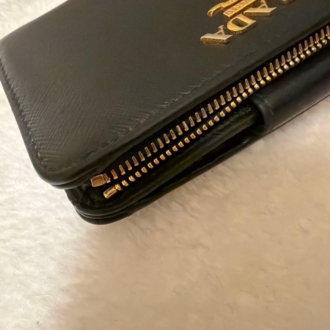PRADA ブラックレザー 二つ折り財布 プラダ 黒 カードケース 小銭入れ付き